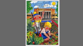 Die Comicfigur Kundi, das Maskottchen zu DDR-Zeiten, als Gärtner auf einer Postkarte des Museums. Das Gesundheitsmännchen trägt ein gelbes T-Shirt, eine blaue Mütze und hält einen Rechen. Auf dem Beet neben Kundi kniet ein Mädchen, das eine Blume pflanzt. Das Museumsgebäude steht im Hintergrund.