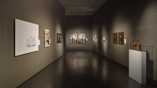 Ein Ausstellungsraum, dessen Wände hellbraun sind. An den Wänden insgesamt elf Gemälde.