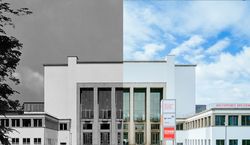 Zwei Aufnahmen der Museumsfassade: Die Obere zeigt das Portal im Jahr 1989 in marodem Zustand mit goldenem Schriftzug "Deutsches Hygiene-Museum". Die Untere zeigt die Fassade im renovierten, aktuellen Zustand.