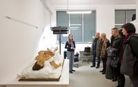 Führung durch die Restaurierungswerkstatt des Hygiene-Museums. Die Besucher stehen vor einem liegenden Model einer Frau.