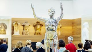 Die Gläserne Frau in der Dauerausstellung umringt von Besuchern