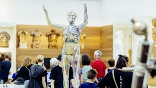 Die Gläserne Frau in der Dauerausstellung umringt von Besuchern