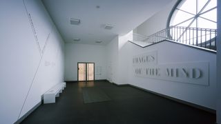 Eingang zur Ausstellung. An der rechten Wand die weiße Aufschrift &quot;Images of the mind&quot;.