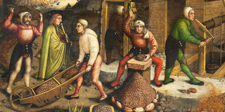 Gemälde: Ausschnitt aus dem Annaberger Bergaltar. Bergmänner im traditionellen Gewand  kippen Geröll ab und zerkleinern das Erz. Ein anderer Arbeiter zieht Eimer aus einem Schacht.