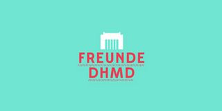 Der Flyer des Freundeskreises im Querformat. Ein türkiser Untergrund mit &quot;Freunde DHMD&quot; in roten Großbuchstaben. Darüber ist in weiß die Silhouette des Hygiene-Museums.