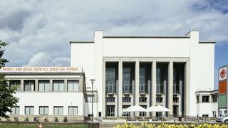 Museumsfassade, Vorplatz und Grünfläche im Sommer 