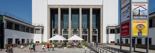 Museumsvorplatz im Sommer