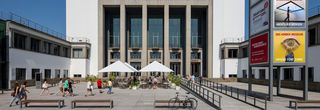 Museumsvorplatz im Sommer