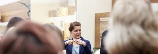 Führung in Gebärdensprache mit einer jungen Museumsführerin.