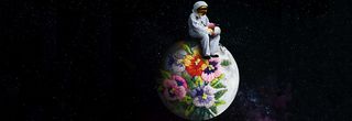 Ein Astronaut sitzt auf der Weltkugel, die von gestrickten Blumen umrankt ist. In seinen Händen hält er Wollknäuel und Stricknadeln. Im Hintergrund das All.