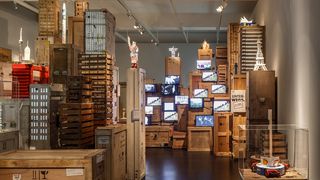 Die Stadtsilhoutte aus Holzkisten und Monitoren im ersten Raum der Ausstellung.