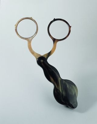 Eine Scherenbrille aus Horn aus dem Jahr 1800.