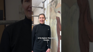 Diplom-Restauratorin Susann Förster on the Gerhard Richter mural in the Hygiene Museum Dresden (Vorschaubild zum Video)