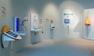 Blick in das Kinder-Museum mit Medienstationen und dem Modell einer Nase