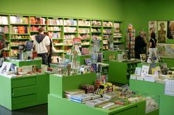 Der Shop des Museums mit vielen Regalen voller Bücher und anderen zum Kauf angeboten Gegenständen.