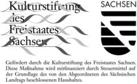 Logo der Kulturstiftung des Freistaats Sachsen und Landessignet in Graustufen und schwarz mit Förderhinweis