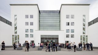 Auf der Terrasse des Hygiene-Museums stehen viele Menschen an Stehtischen.