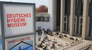 Blick auf den Museumsvorplatz mit Plakatturm