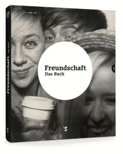 Eine schwarzweiße Aufnahme zeigt drei junge Menschen in einem engen Ausschnitt. Im Zentrum ist ein weißer Kreis mit dem Titel Freundschaft: Das Buch.