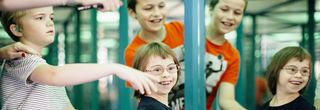 Ein Mädchen mit Down-Syndrom im Spiegelkabinett des Kinder-Museums