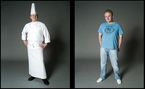 Zwei Fotos auf denen jeweils der gleiche Mann abgebildet ist. Auf dem linken Foto trägt er eine weiße Koch-Uniform sowie eine Kochmütze. Auf dem zweiten Bild trägt er eine Jeans und ein hellblaues T-Shirt.