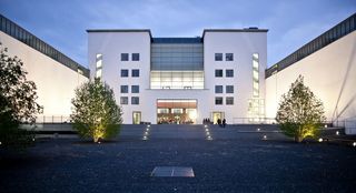 Blick auf das Museumsgebäude vom abendlichen Innenhof