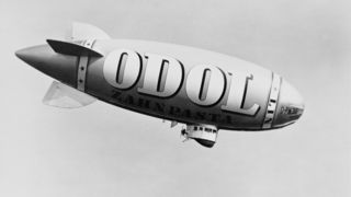 Schwarz-weiß-Aufnahme eines Luftschiffs mit der Aufschrift ODOL.