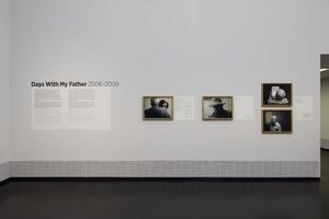 Auf der Wand steht den Anschrift "Days with my Father". Daneben hängen vier Photographien von Toledanos totkrankem Vater.