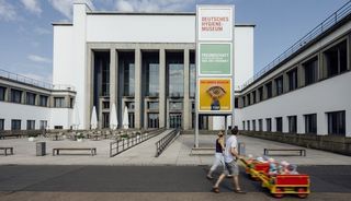 Museumsvorplatz mit einer jungen Familie