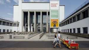 Museumsvorplatz mit einer jungen Familie