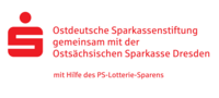 Rotes Logo der Sparkasse mit Förderhinweis der Ostdeutschen Sparkassen-Stiftung und der Ostsächsischen Sparkasse Dresden