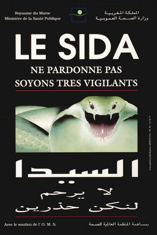 Poster mit einer grünen Schlange in der Mitte, die zu einem blickt, das Maul aufreißt und ihre Zähne zeigt.