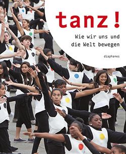 Viele Frauen und Männer halten ihre Arme in Tanzpositionen nach oben. Der der rechte Ecke oben ist eine kreissegmentförmige weiße Fläche auch der in roten Kleinbuchstaben tanz! steht. Darunter steht kleiner in schwarzer Schrift Wie wir uns und die Welt bewegen.