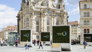 Auf dem Neumarkt stehen vier vertikal bepflanzte Stelen auf denen &quot;Dresden concept&quot; steht. Die Füße der Stele sind Sitzbänke.