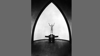 Schwarz-weiß-Aufnahme des Gläserne Manns in einer Apsis, einem Raum mit Kuppelgewölbe.