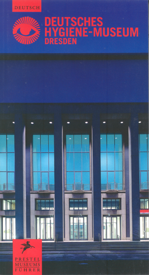 Cover des Museumsführers. Es zeigt den Eingang des Museums bei Nacht. Oben im Bild das Logo des Deutschen Hygiene-Museums in rot.