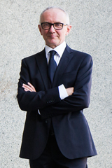 Foto: Grit Doerre / © Grit Dörre Porträt von Prof. Klaus Vogel , Direktor und Vorsitzender des Vorstands, in schwarzem Anzug mit weißem Hemd, schwarzer Krawatte und Brille.